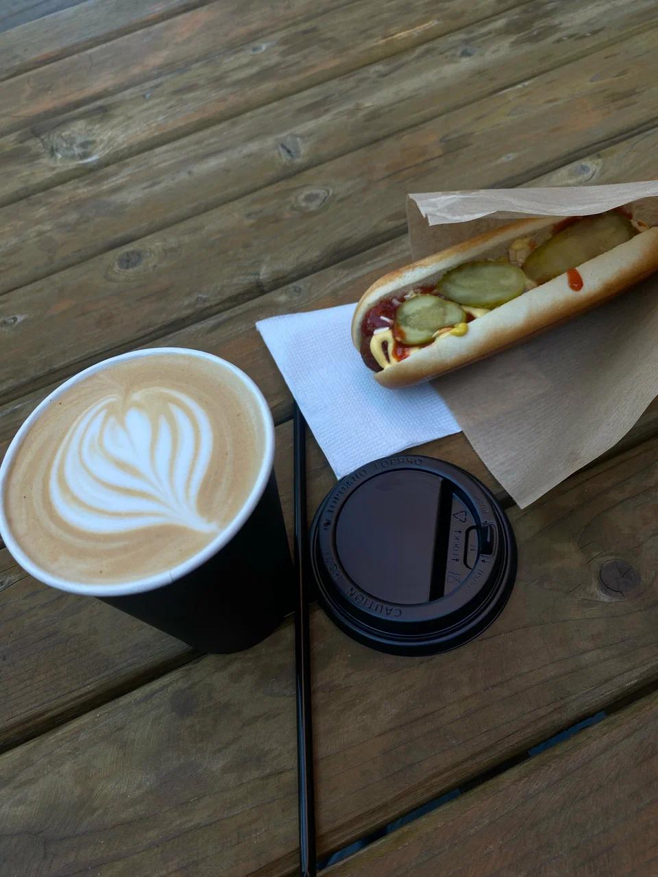 Кофе и хот-дог