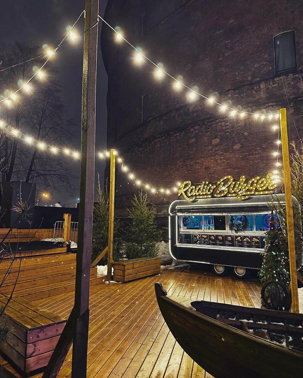 Radio Burger — фудтрак ночью